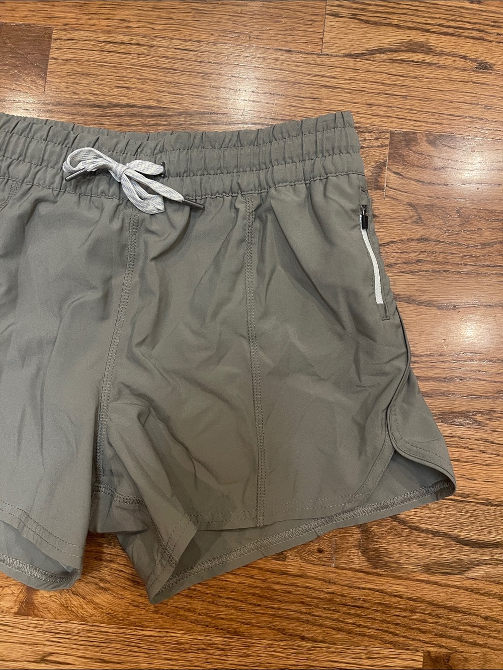 Vuori Women's Clementine 2.0 Shorts in Olive gray Sz M - Picture 2 of 13